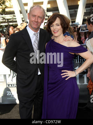 24 juin 2010 - Los Angeles, Californie, États-Unis - XANDER BERKELEY et SARAH CLARKE arrivant à la "Twilight Saga Eclipse' Los Angeles Premiere tenue au Théâtre Nokia à la vivre. (Crédit Image : © Lisa O'Connor/ZUMApress.com) Banque D'Images