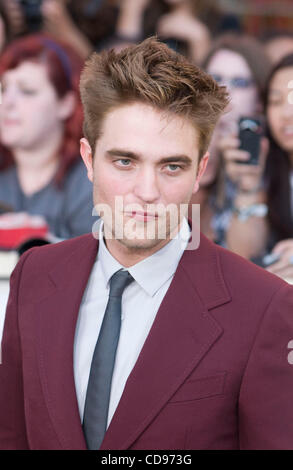 24 juin 2010 - Los Angeles, Californie, États-Unis - l'acteur Robert Pattinson arrive à la première de the 'Twilight Saga : Eclipse' tenue au Nokia Theater à L.A LIVE jeudi. (Crédit Image : © Leopoldo Pena/ZUMApress.com) Banque D'Images