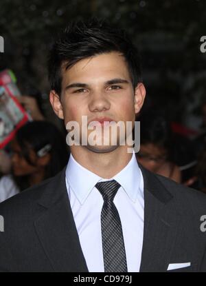 24 juin 2010 - Los Angeles, Californie, États-Unis - 24 juin 2010 - Los Angeles, Californie, USA - l'Acteur Taylor Lautner arrivant à la "Twilight Saga Eclipse' Los Angeles Premiere tenue au Théâtre Nokia à la vivre. (Crédit Image : © Lisa O'Connor/ZUMApress.com) Banque D'Images