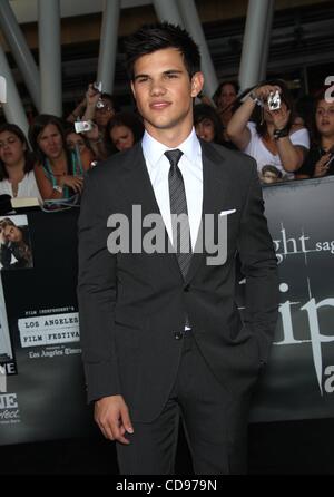 24 juin 2010 - Los Angeles, Californie, États-Unis - 24 juin 2010 - Los Angeles, Californie, USA - l'Acteur Taylor Lautner arrivant à la "Twilight Saga Eclipse' Los Angeles Premiere tenue au Théâtre Nokia à la vivre. (Crédit Image : © Lisa O'Connor/ZUMApress.com) Banque D'Images