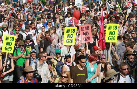 Jun 25, 2010 - Toronto, Ontario, Canada - Autour de 2000 manifestants de différents groupes de lobbyistes marche dans les rues pendant le G20, G8 au centre-ville de Toronto. (Crédit Image : Â©/ZUMApress.com) Sellehuddin Kamal Banque D'Images