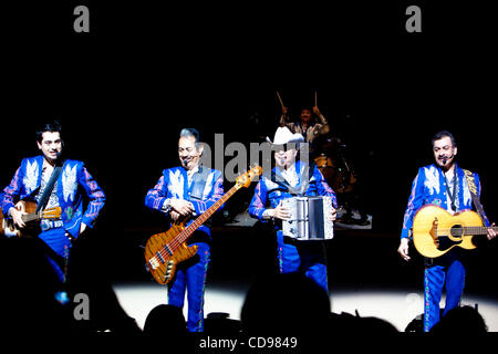 25 juin 2010 - Los Angeles, Californie, USA Los Tigres del Norte, un groupe jouant de la musique de style "Norteño' effectuant à Walt Disney Concert Hall. (Crédit Image © Alex Pitt/Zuma Press) Banque D'Images