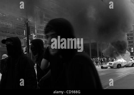 Jun 25, 2010 - Toronto, Ontario, Canada - voiture de police ont été brûlés pendant le chaos par le Black Bloc protestataires. Bien que la réunion du G20 s'est passé à Toronto le juin 2010, le Black Bloc sont descendus dans la rue. Le groupe de jeunes vêtus de chandails à capuchon de couleur foncée, les bottes de combat avec des mouchoirs sur t Banque D'Images