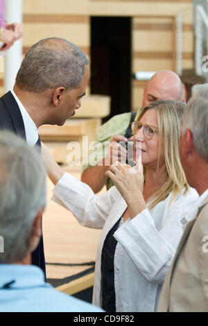 Jul 08, 2010 - Aspen, Colorado, États-Unis - le procureur général Eric Holder nous et l'actrice/chanteuse Barbra Streisand à l'Aspen Festival d'idées. (Crédit Image : © Rustin/ZUMApress.com) Gudim Banque D'Images