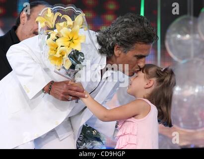 12 Jul 2010 - Minsk, Belarus - chanteur et auteur-compositeur italien Toto Cutugno bisous une petite fille sur le front pendant un festival à perforance Alpenperle Bazar. (Crédit Image : Â© PhotoXpress/ZUMApress.com) Banque D'Images