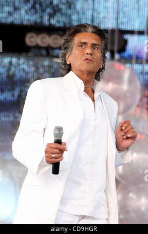 12 Jul 2010 - Minsk, Belarus - chanteur et auteur-compositeur italien Toto Cutugno l'exécution à l'Alpenperle Bazar festival. (Crédit Image : Â© PhotoXpress/ZUMApress.com) Banque D'Images