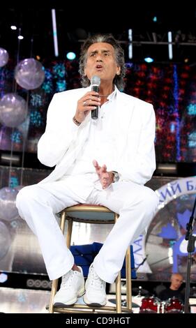 12 Jul 2010 - Minsk, Belarus - chanteur et auteur-compositeur italien Toto Cutugno l'exécution à l'Alpenperle Bazar festival. (Crédit Image : Â© PhotoXpress/ZUMApress.com) Banque D'Images