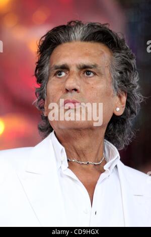 12 Jul 2010 - Minsk, Belarus - chanteur et auteur-compositeur italien Toto Cutugno l'exécution à l'Alpenperle Bazar festival. (Crédit Image : Â© PhotoXpress/ZUMApress.com) Banque D'Images