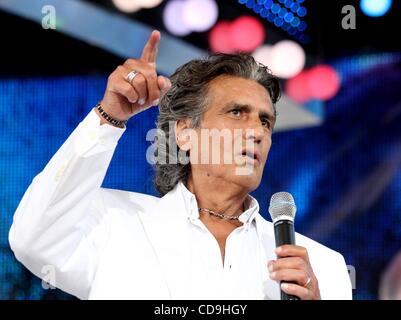 12 Jul 2010 - Minsk, Belarus - chanteur et auteur-compositeur italien Toto Cutugno l'exécution à l'Alpenperle Bazar festival. (Crédit Image : Â© PhotoXpress/ZUMApress.com) Banque D'Images