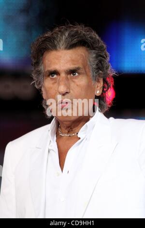 12 Jul 2010 - Minsk, Belarus - chanteur et auteur-compositeur italien Toto Cutugno l'exécution à l'Alpenperle Bazar festival. (Crédit Image : Â© PhotoXpress/ZUMApress.com) Banque D'Images