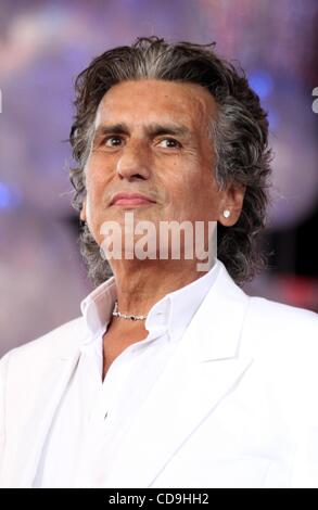 12 Jul 2010 - Minsk, Belarus - chanteur et auteur-compositeur italien Toto Cutugno l'exécution à l'Alpenperle Bazar festival. (Crédit Image : Â© PhotoXpress/ZUMApress.com) Banque D'Images