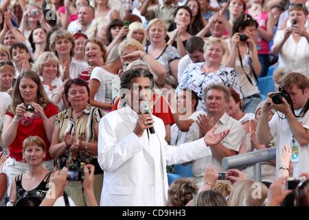 12 Jul 2010 - Minsk, Belarus - chanteur et auteur-compositeur italien Toto Cutugno l'exécution à l'Alpenperle Bazar festival. (Crédit Image : Â© PhotoXpress/ZUMApress.com) Banque D'Images