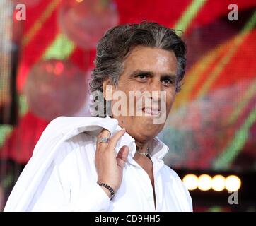 12 Jul 2010 - Minsk, Belarus - chanteur et auteur-compositeur italien Toto Cutugno l'exécution à l'Alpenperle Bazar festival. (Crédit Image : Â© PhotoXpress/ZUMApress.com) Banque D'Images