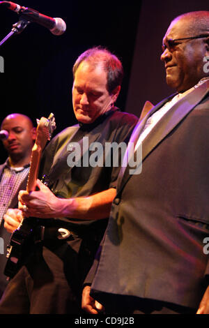 13 juillet 2010 - Austin, Texas, États-Unis - --David Murray et Mike Cross jouer la chanson ''Texas Flood'' en l'honneur de Stevie Ray Vaughan intronisé..K65602JN..2009 Austin Music Memorial La cérémonie 07-13-2010(Credit Image : © Jeff Newman/Photos/ZUMApress.com) Globe Banque D'Images