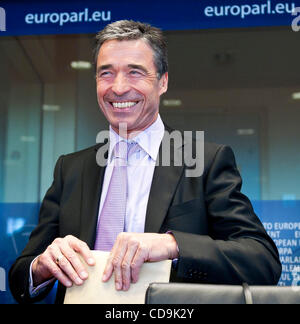 14 juillet 2010 - Bruxelles, BXL, Belgique - le secrétaire général de l'OTAN, Anders Fogh Rasmussen arrive au Parlement européen pour un échange de vues avec les affaires étrangères commetee à Bruxelles, Belgique le 2010-07-14 par Wiktor Dabkowski (crédit Image : © Wiktor Dabkowski/ZUMApress.com) Banque D'Images