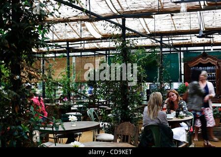 Jul 16, 2010 - Londres, Angleterre, Royaume-Uni - l'intérieur de Petersham Nurseries, Church Lane, off Petersham Petersham Road, dans la banlieue de Londres, de Richmond, Londres. (Crédit Image : Â© Veronika Lukasova/ZUMApress.com) Banque D'Images