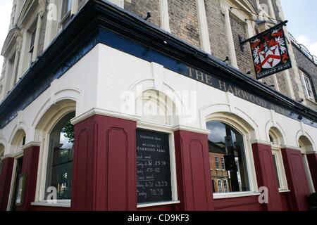 Jul 16, 2010 - Londres, Angleterre, Royaume-Uni - Extérieur de la Harwood Arms, Walham Grove, London. (Crédit Image : Â© Veronika Lukasova/ZUMApress.com) Banque D'Images