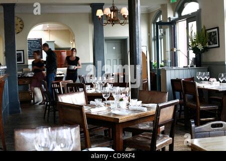 Jul 16, 2010 - Londres, Angleterre, Royaume-Uni - l'intérieur de l'Harwood Arms, Walham Grove, London. (Crédit Image : Â© Veronika Lukasova/ZUMApress.com) Banque D'Images