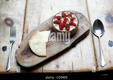 Jul 16, 2010 - Londres, Angleterre, Royaume-Uni - Buttermilk pudding anglais avec des framboises, gelée de verveine citronnelle et Shortbread à Harwood Arms, Walham Grove, London. (Crédit Image : Â© Veronika Lukasova/ZUMApress.com) Banque D'Images