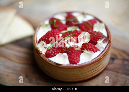 Jul 16, 2010 - Londres, Angleterre, Royaume-Uni - Buttermilk pudding anglais avec des framboises, gelée de verveine citronnelle et Shortbread à Harwood Arms, Walham Grove, London. (Crédit Image : Â© Veronika Lukasova/ZUMApress.com) Banque D'Images