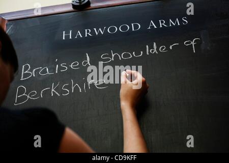 Jul 16, 2010 - Londres, Angleterre, Royaume-Uni - THOMAS CLAREMARIE écrit le menu du jour sur le tableau noir à Harwood Arms, Walham Grove, London. (Crédit Image : Â© Veronika Lukasova/ZUMApress.com) Banque D'Images