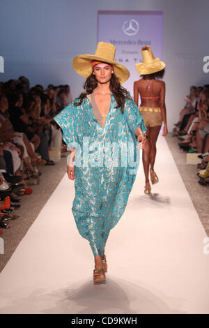 15 juillet 2010 - Miami Beach, Floride - USA - A model au Trina Turk 2011 Fashion show lors de la Mercedes-Benz Fashion Week Swim au Raleigh Hotel. (Crédit Image : ¬© OMAR VEGA/ZUMA Press) Banque D'Images