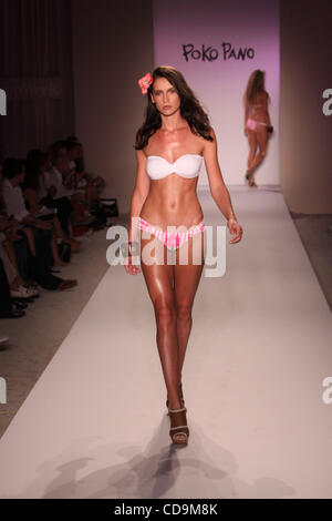 17 juillet 2010 - Miami Beach, Floride - USA - un modèle marche le long de la piste à l'Poko Pano 2011 Fashion show lors de la Mercedes-Benz Fashion Week Swim au Raleigh Hotel. (Crédit Image : ¬© OMAR VEGA/ZUMA Press) Banque D'Images