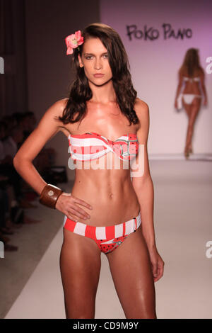 17 juillet 2010 - Miami Beach, Floride - USA - un modèle marche le long de la piste à l'Poko Pano 2011 Fashion show lors de la Mercedes-Benz Fashion Week Swim au Raleigh Hotel. (Crédit Image : ¬© OMAR VEGA/ZUMA Press) Banque D'Images