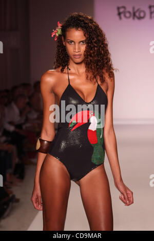 17 juillet 2010 - Miami Beach, Floride - USA - un modèle marche le long de la piste à l'Poko Pano 2011 Fashion show lors de la Mercedes-Benz Fashion Week Swim au Raleigh Hotel. (Crédit Image : ¬© OMAR VEGA/ZUMA Press) Banque D'Images