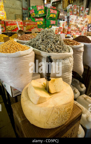 19 juillet 2010 - La ville de Gaza, Gaza - le 19 juillet 2010, la ville de Gaza, bande de Gaza - le fromage et les épices séchées en vente dans le Souk Al Zawia marché dans le El Balad secteur du centre-ville de la ville de Gaza. (Crédit Image : © David Snyder/ZUMApress.com) Banque D'Images