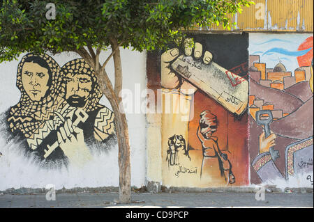 19 juillet 2010 - La ville de Gaza, Gaza - le 19 juillet 2010, la ville de Gaza, Gaza - Peintures murales commémorant la lutte palestinienne décorer un mur près du Souk Al Zawia occupé dans le marché El Balad secteur du centre-ville de la ville de Gaza. (Crédit Image : © David Snyder/ZUMApress.com) Banque D'Images