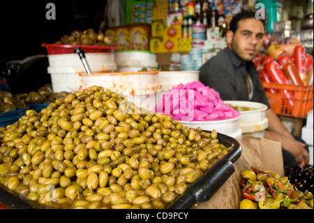 19 juillet 2010 - La ville de Gaza, Gaza - le 19 juillet 2010, la ville de Gaza, bande de Gaza - Un vendeur vend olives provenant de son échoppe dans le Souk Al Zawia marché dans le El Balad secteur du centre-ville de la ville de Gaza. Gaza est un des lieux les plus densément peuplés de la planète, et des décennies d'occupation et blocus israélien occasionnels ont Banque D'Images