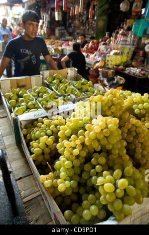 19 juillet 2010 - La ville de Gaza, Gaza - le 19 juillet 2010, la ville de Gaza, bande de Gaza - un jeune vendeur vend raisins dans le Souk Al Zawia marché dans le El Balad secteur du centre-ville de la ville de Gaza. (Crédit Image : © David Snyder/ZUMApress.com) Banque D'Images