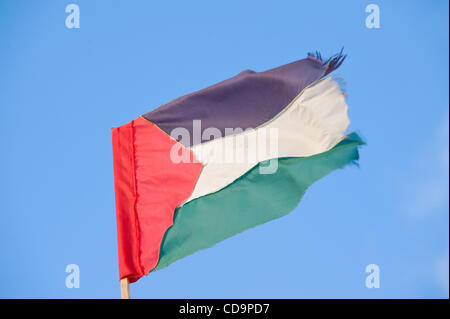 19 juillet 2010 - La ville de Gaza, Gaza - le 19 juillet 2010, la ville de Gaza, bande de Gaza - le drapeau palestinien vole au-dessus de la plage de la ville de Gaza. Gaza a été particulièrement isolés depuis 2006 lorsqu'un blocus israélien a été mis en place, ce qui rend encore plus difficile de présenter des matériaux essentiels pour la construction et deve Banque D'Images