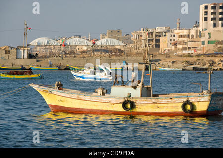 19 juillet 2010 - La ville de Gaza, Gaza - le 19 juillet 2010, la ville de Gaza, Gaza - coups du port dans la ville de Gaza pendant les dernières heures de la journée. Le port est une source précieuse de poissons frais des pêcheurs locaux, qui sont limités par Israël d'un trois milles des zones côtières d'eau pour les poissons. (Crédit Image : © D Banque D'Images