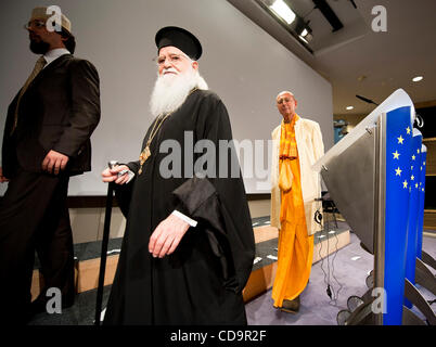 Juillet 19, 2010 - Bruxelles, BXL, Belgique - (L-R) Imam Yahya PALLAVICINI Vice-président de la communauté religieuse islamique , Son Eminence le métropolite Siméon de l'Europe occidentale et centrale de la Bulgarie de l'Eglise , Maharaja Sivarama SWAMI, Commission du Conseil d'administration de l'International Society for Krishna Banque D'Images