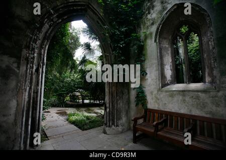 Jul 20, 2010 - Londres, Angleterre, Royaume-Uni - St Dunstan-dans-le-Est est une église anglicane située sur St Dunstan's Hill, à mi-chemin entre London Bridge et la Tour de Londres dans la ville de Londres. L'église, reconstruite en 1697 par Sir Christopher Wren, a été détruit dans la Deuxième Guerre mondiale. Le r Banque D'Images