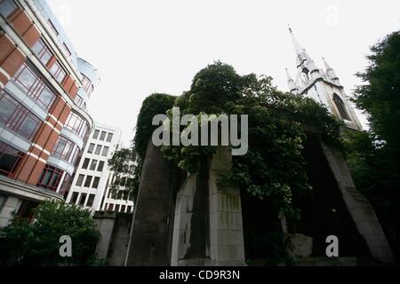 Jul 20, 2010 - Londres, Angleterre, Royaume-Uni - St Dunstan-dans-le-Est est une église anglicane située sur St Dunstan's Hill, à mi-chemin entre London Bridge et la Tour de Londres dans la ville de Londres. L'église, reconstruite en 1697 par Sir Christopher Wren, a été détruit dans la Deuxième Guerre mondiale. Le r Banque D'Images