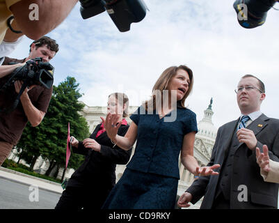 Jul 21, 2010 - Washington, District of Columbia, États-Unis, - Rempl. MICHELE BACHMANN (R-MN) retourne à son bureau après avoir parlé aux médias sur le nouveau plateau du caucus du parti. (Crédit Image : ©/ZUMApress.com) Marovich Pete Banque D'Images