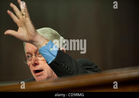 Jul 21, 2010 - Washington, District of Columbia, États-Unis, - le sénateur Jim BUNNING (R-KY) questions Federal Reserve Board Président Bernanke sur la politique monétaire Rapport semestriel au Congrès mercredi. (Crédit Image : ©/ZUMApress.com) Marovich Pete Banque D'Images