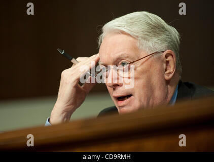 Jul 21, 2010 - Washington, District of Columbia, États-Unis, - le sénateur Jim BUNNING (R-KY) questions Federal Reserve Board Président Bernanke sur la politique monétaire Rapport semestriel au Congrès mercredi. (Crédit Image : ©/ZUMApress.com) Marovich Pete Banque D'Images