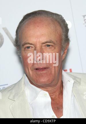 27 juillet 2010 - Los Angeles, Californie, États-Unis - 27 juil., 2010 - Los Angeles, Californie, USA - l'acteur James Caan arrivant à la "Get Low" Los Angeles Premiere tenue à l'Academy of Motion Picture Arts & Sciences. (Crédit Image : © Lisa O'Connor/ZUMApress.com) Banque D'Images