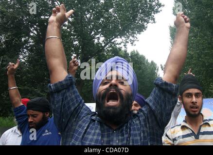 29 juil., 2010 - Srinagar, au Cachemire, en Inde - Cachemire Sikhs crier des slogans au cours d'une manifestation sur la route nationale. Les Sikhs manifestaient contre l'enrôlement forcé de couper les cheveux d'un garçon sikh en Afrique du Cachemire ville de tral par certaines personnes non identifiées. Couper des cheveux est considérée comme un péché dans la religion Sikh. Banque D'Images