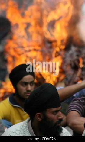 29 juil., 2010 - Srinagar, au Cachemire, en Inde - Cachemire Sikhs crier des slogans à côté d'un feu de joie au cours d'une manifestation sur la route nationale. Les Sikhs manifestaient contre l'enrôlement forcé de couper les cheveux d'un garçon sikh en Afrique du Cachemire ville de tral par certaines personnes non identifiées. Couper des cheveux est considérée comme un péché Banque D'Images