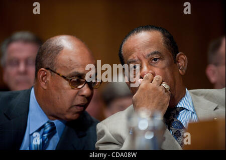 29 juil., 2010 - Washington, District of Columbia, États-Unis, -.THURMAN HIGGINBOTHAM, ancien surintendant adjoint de Arlington National Cemetery, confère à son avocat qu'apparaît devant un Sénat Sécurité intérieure et les affaires gouvernementales audience de comité sur la mauvaise gestion au Arlington National Cem Banque D'Images