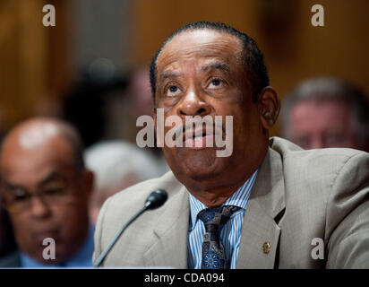 29 juil., 2010 - Washington, District of Columbia, États-Unis, -.THURMAN HIGGINBOTHAM, ancien surintendant adjoint de Arlington National Cemetery, comparaît devant un Sénat Sécurité intérieure et les affaires gouvernementales audience de comité sur la mauvaise gestion au cimetière national d'Arlington. (Crédit Image : © Pete Banque D'Images