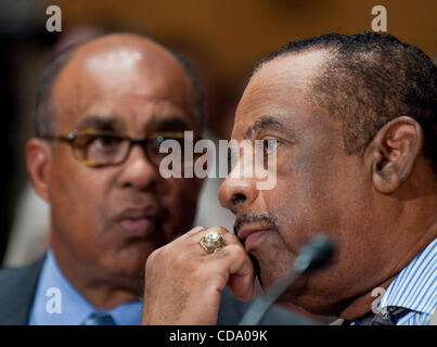 29 juil., 2010 - Washington, District of Columbia, États-Unis, -.THURMAN HIGGINBOTHAM, ancien surintendant adjoint de Arlington National Cemetery, confère à son avocat qu'apparaît devant un Sénat Sécurité intérieure et les affaires gouvernementales audience de comité sur la mauvaise gestion au Arlington National Cem Banque D'Images