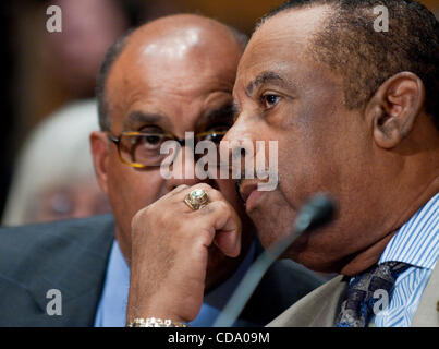 29 juil., 2010 - Washington, District of Columbia, États-Unis, -.THURMAN HIGGINBOTHAM, ancien surintendant adjoint de Arlington National Cemetery, confère à son avocat qu'apparaît devant un Sénat Sécurité intérieure et les affaires gouvernementales audience de comité sur la mauvaise gestion au Arlington National Cem Banque D'Images