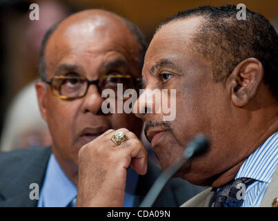 29 juil., 2010 - Washington, District of Columbia, États-Unis, -.THURMAN HIGGINBOTHAM, ancien surintendant adjoint de Arlington National Cemetery, confère à son avocat qu'apparaît devant un Sénat Sécurité intérieure et les affaires gouvernementales audience de comité sur la mauvaise gestion au Arlington National Cem Banque D'Images