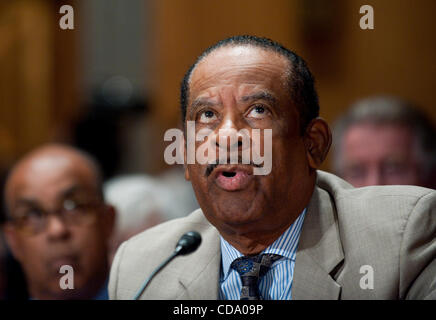 29 juil., 2010 - Washington, District of Columbia, États-Unis, -.THURMAN HIGGINBOTHAM, ancien surintendant adjoint de Arlington National Cemetery, comparaît devant un Sénat Sécurité intérieure et les affaires gouvernementales audience de comité sur la mauvaise gestion au cimetière national d'Arlington. (Crédit Image : © Pete Banque D'Images